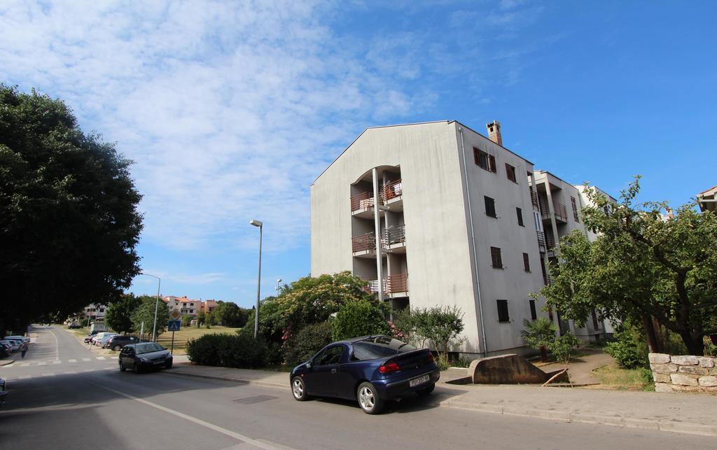 Apartment Vesna ロヴィニ エクステリア 写真