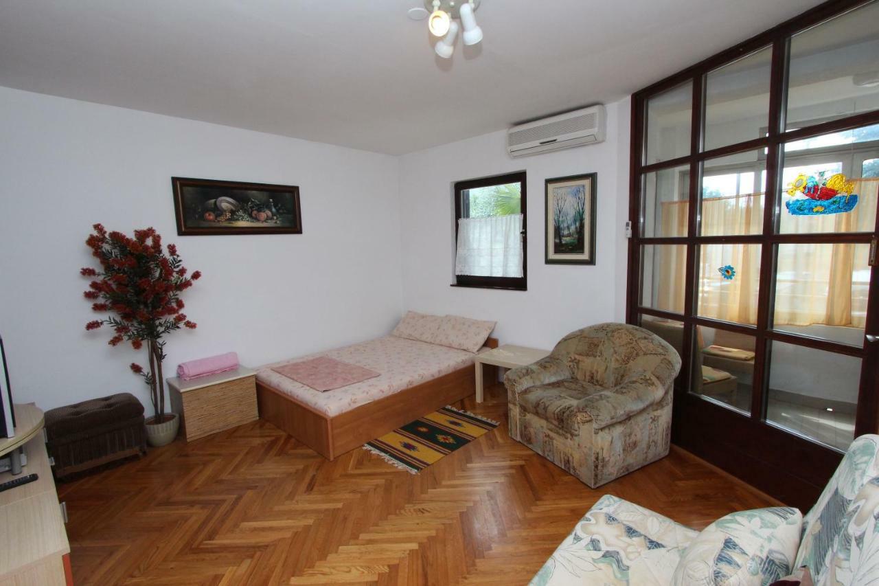 Apartment Vesna ロヴィニ エクステリア 写真