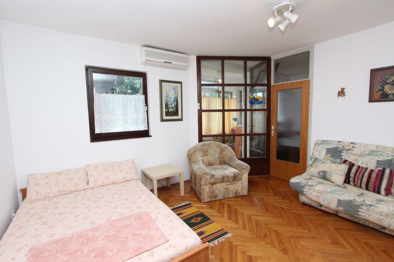 Apartment Vesna ロヴィニ エクステリア 写真